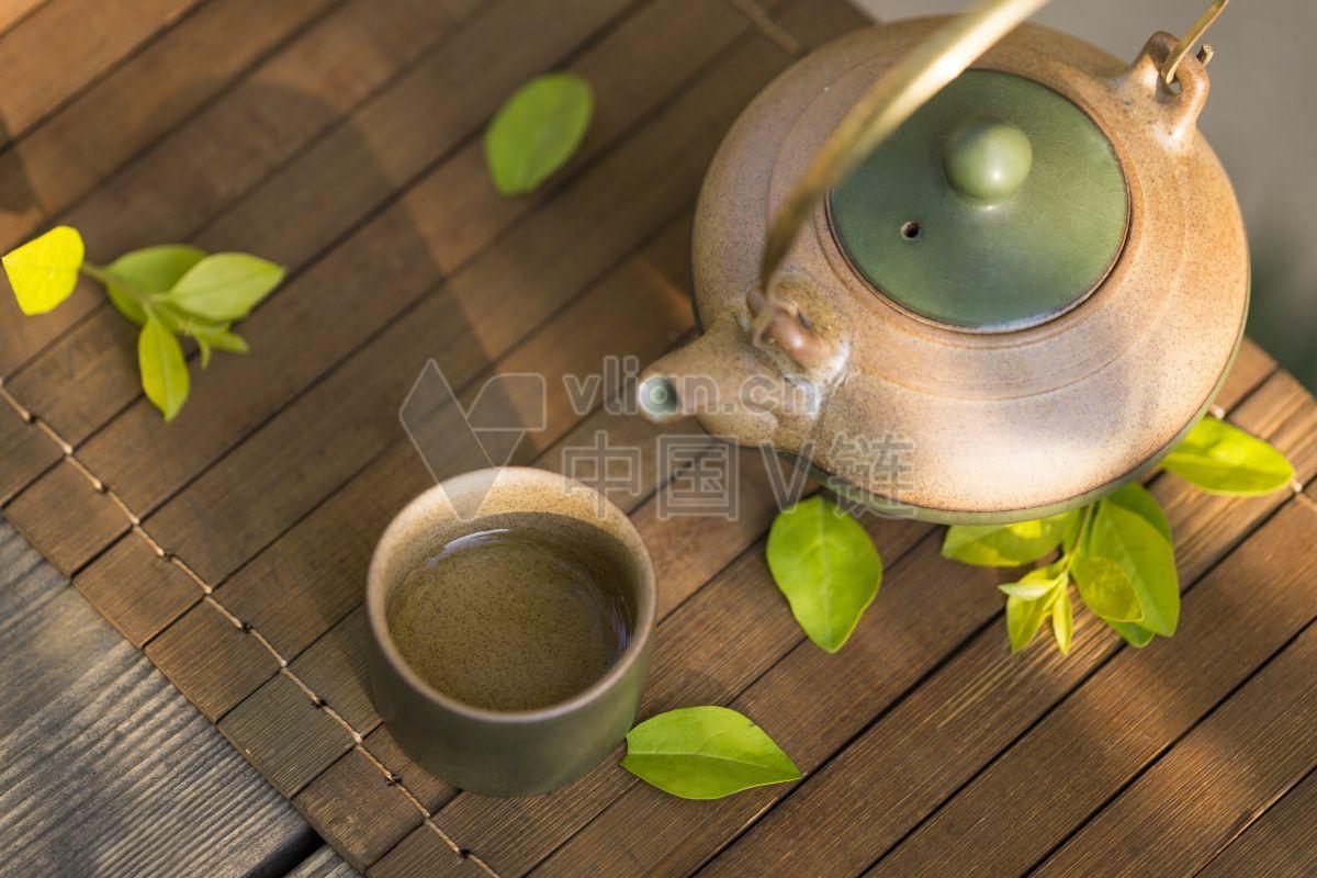 绿色茶艺：使用陶器、茶壶和餐具，品味日常生活