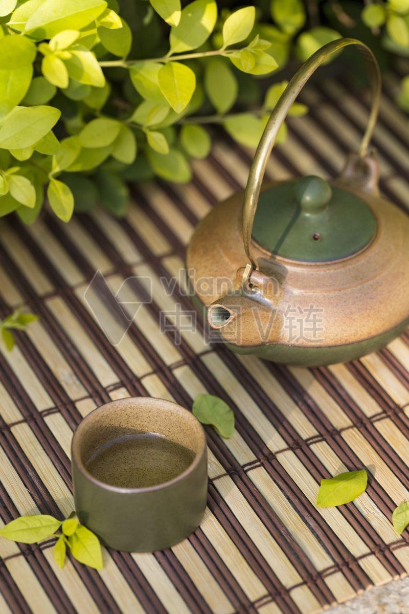 绿色餐具陶器艺术品：植物勺和珠宝碗