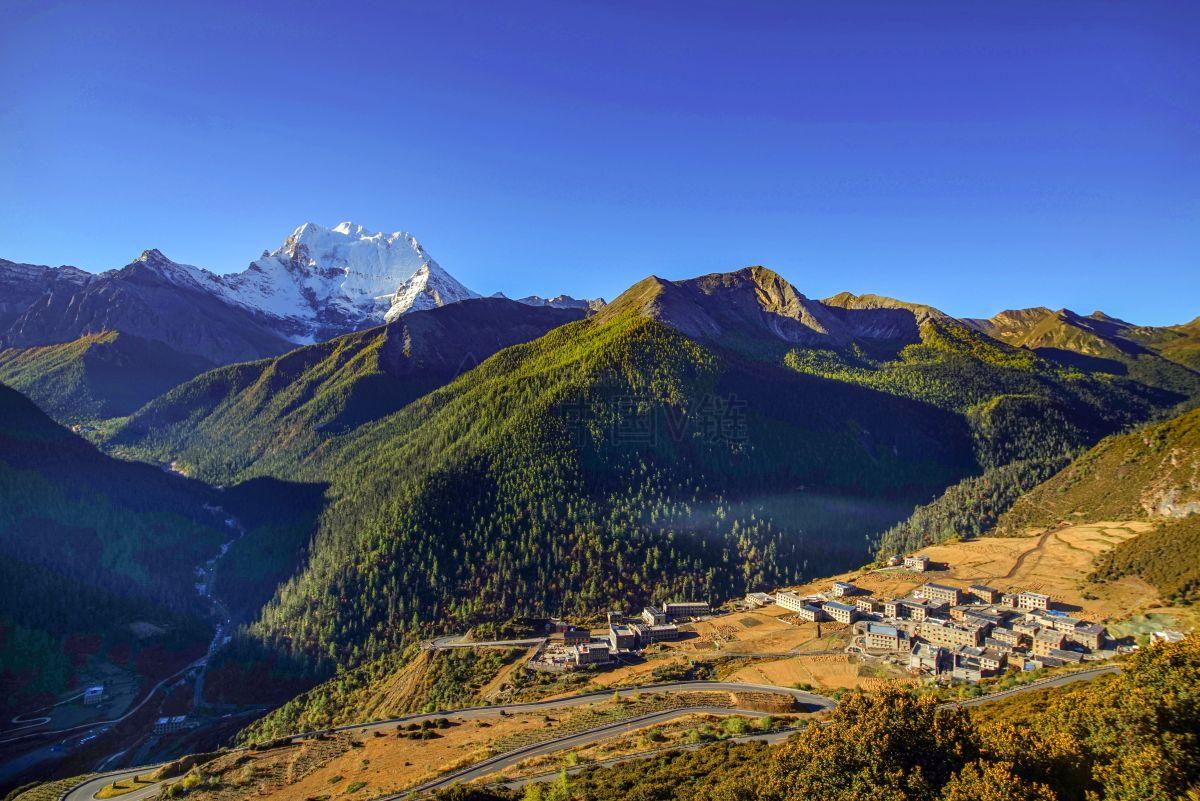 阿尔卑斯山脉：自然景观与体育运动的天堂