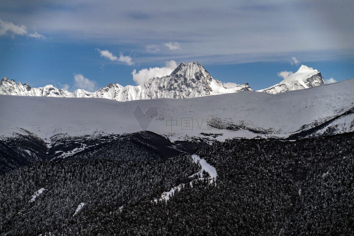 阿尔卑斯山脉：徒步者的冰雪世界